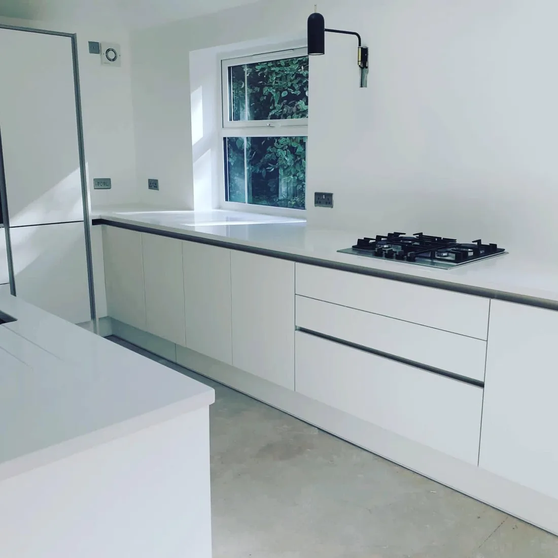 Modern white handleless kitchen installation